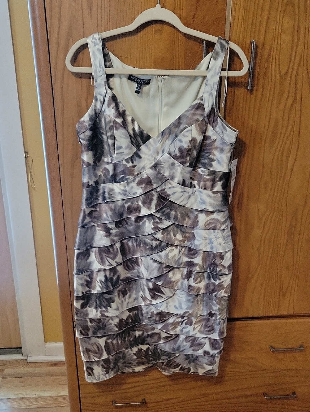 London Times Sleeveless V-Neck Floral Tiered Sheath Dress - Taupe/Gray Size 12.